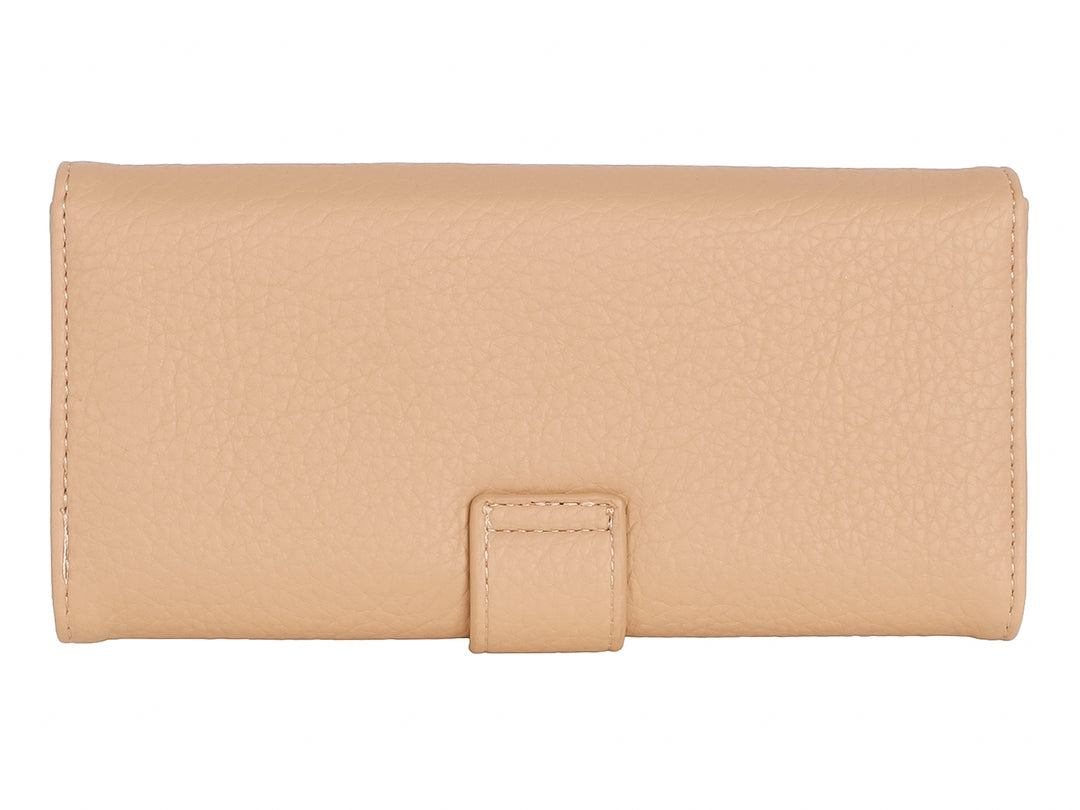 Cartera color kaki con textura granulada y cierre de solapa central.