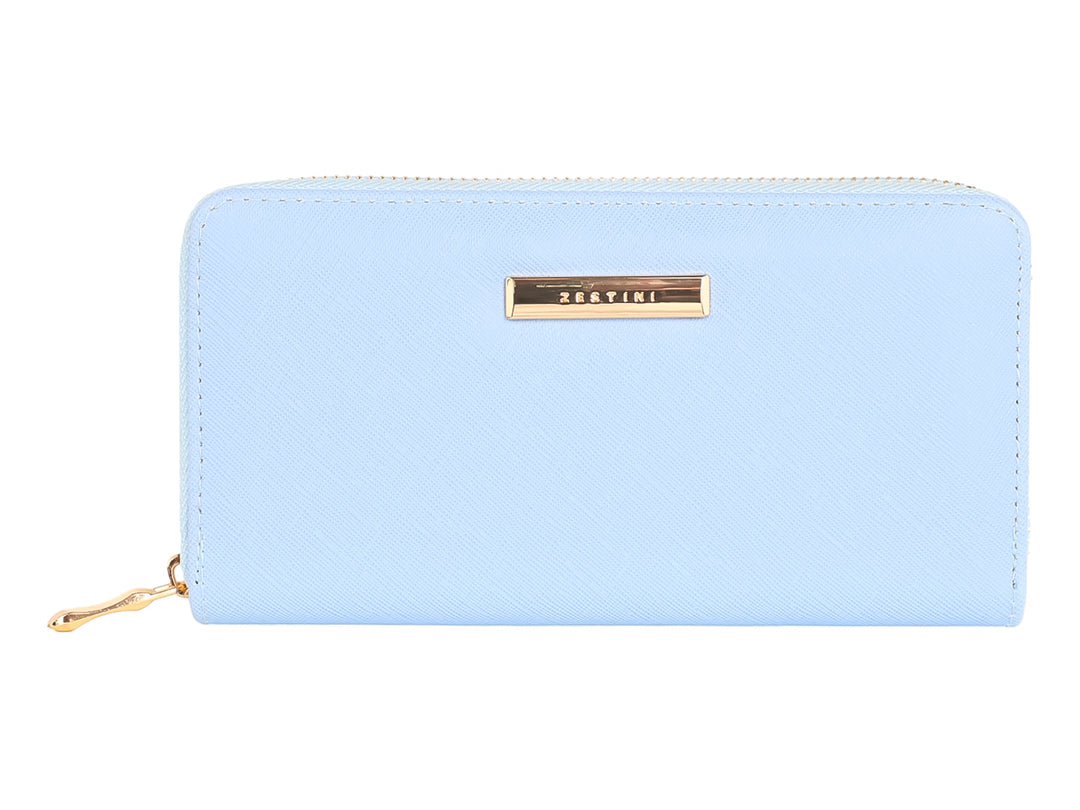 Monedero rectangular color azul claro con cierre y placa metálica dorada.