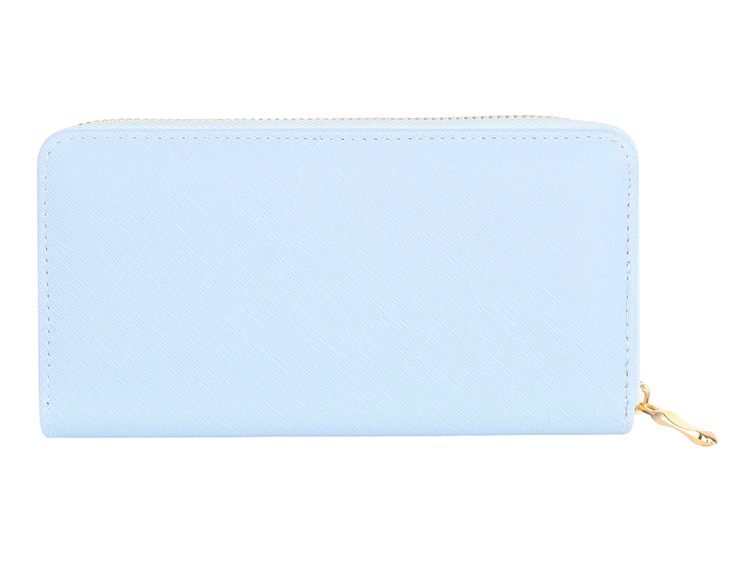 Monedero rectangular color azul claro con cierre y placa metálica dorada.