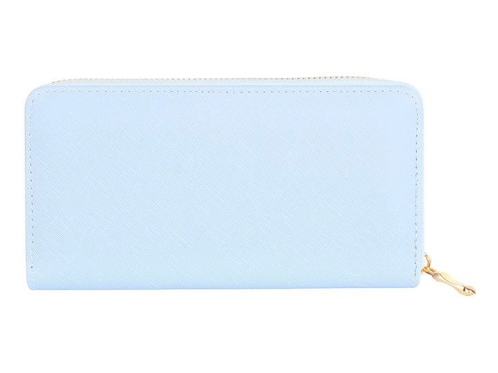 Monedero rectangular color azul claro con cierre y placa metálica dorada.