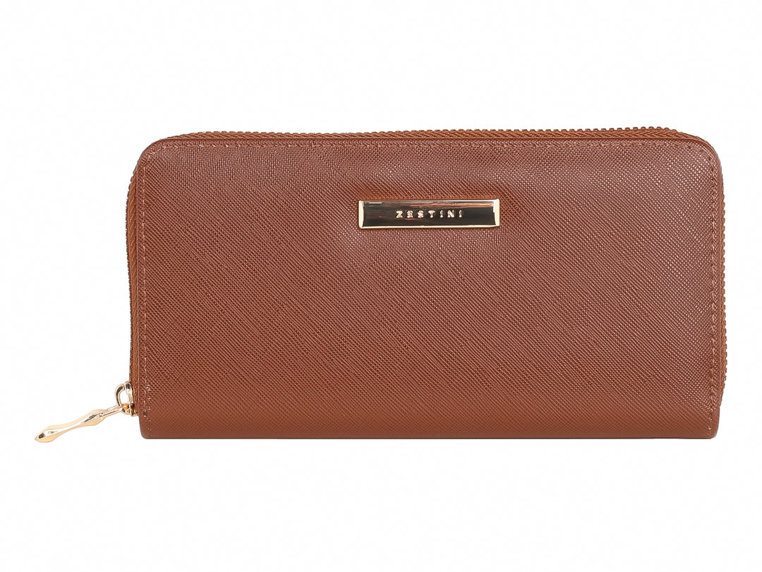 Monedero rectangular color chocolate con cierre y detalle metálico dorado.