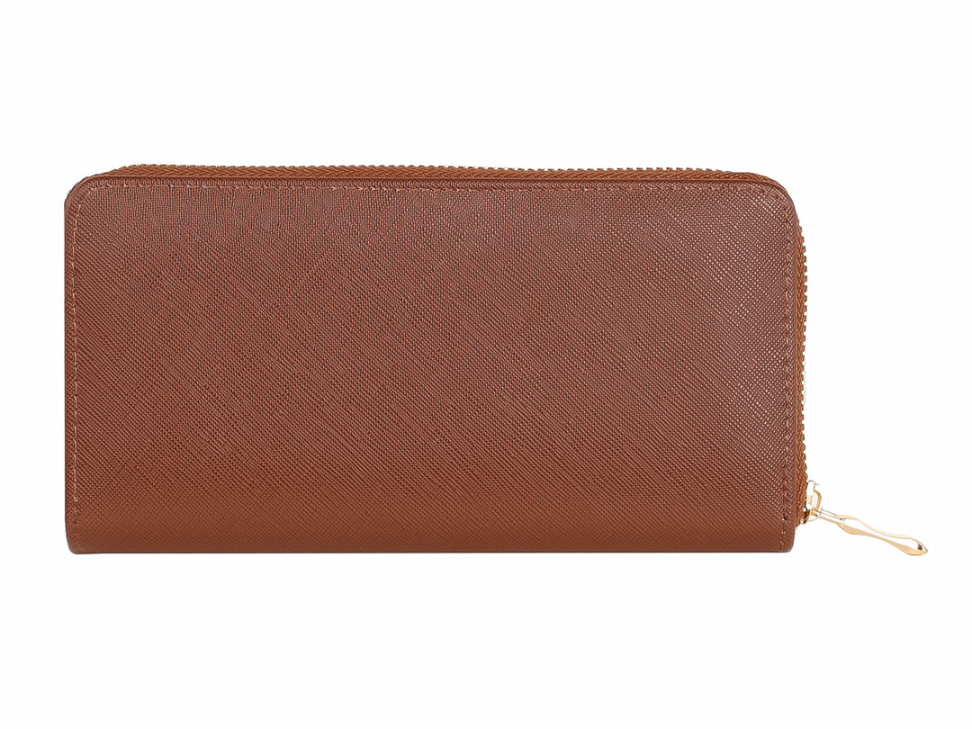 Monedero rectangular color chocolate con cierre y detalle metálico dorado.