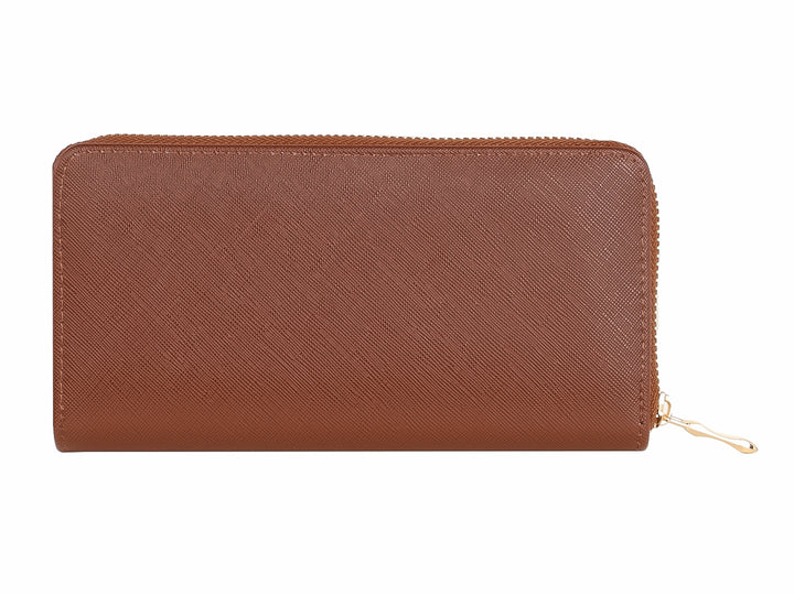 Monedero rectangular color chocolate con cierre y detalle metálico dorado.