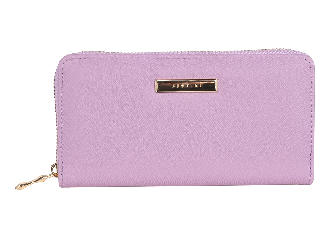 Monedero color morado con cierre y detalle metálico dorado.