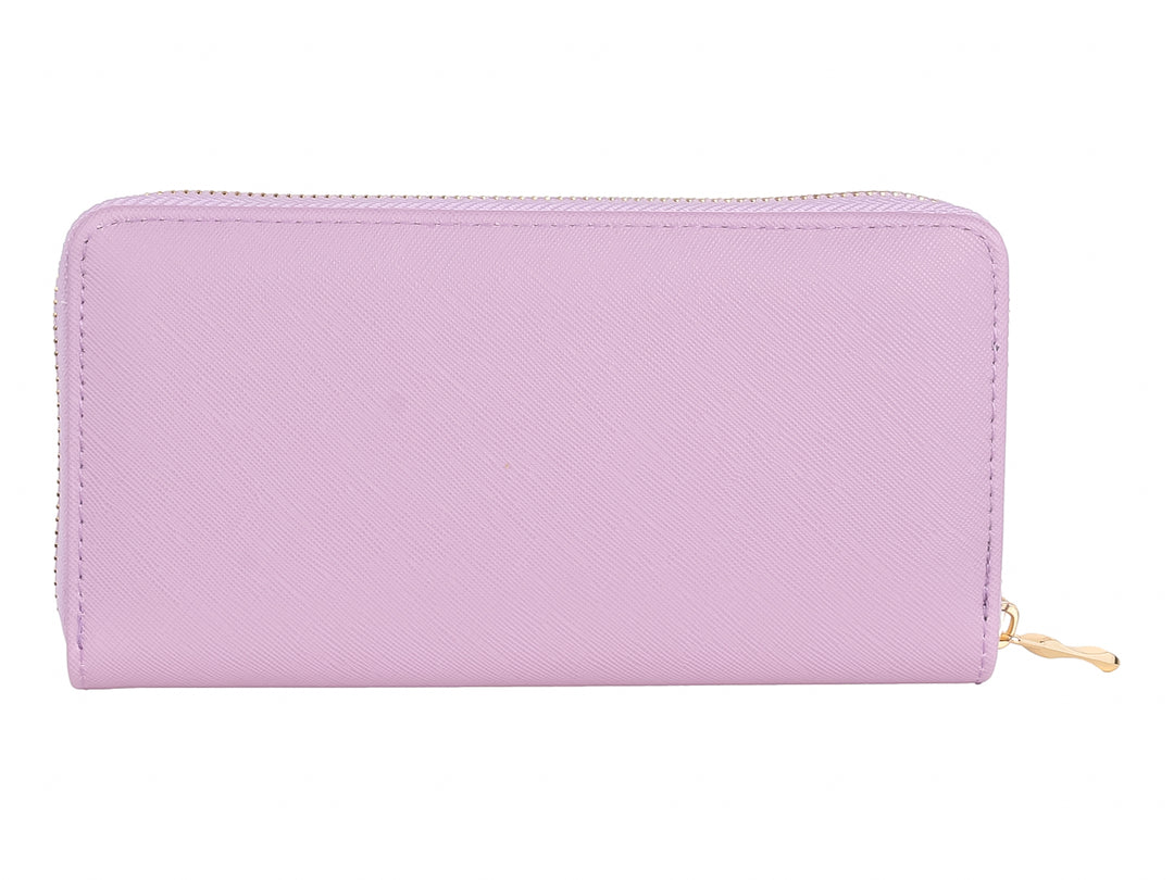 Monedero color morado con cierre y detalle metálico dorado.