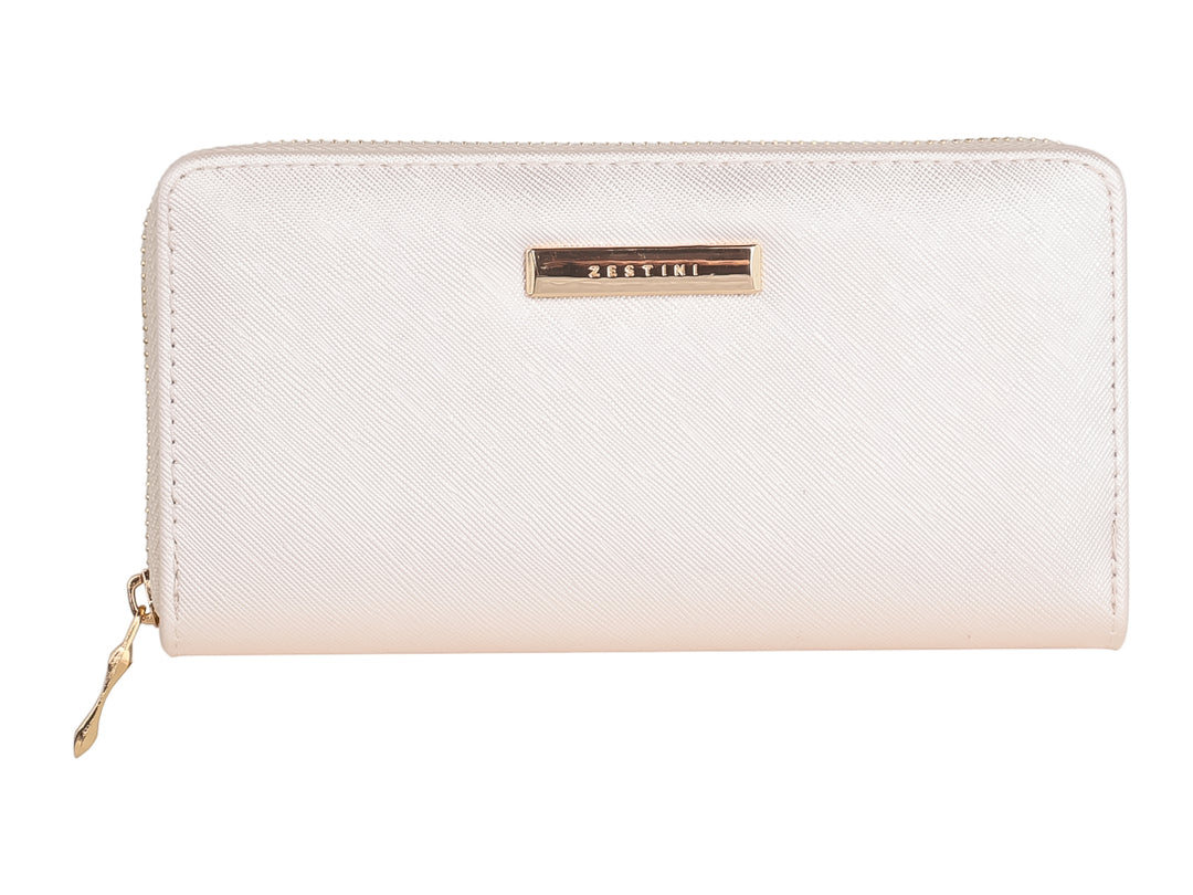 Monedero rectangular blanco con cierre y placa metálica dorada.