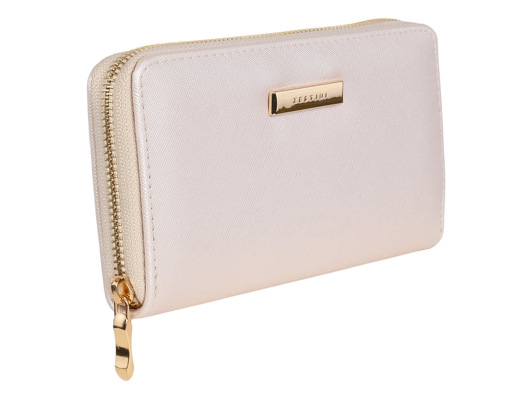 Monedero rectangular blanco con cierre y placa metálica dorada.