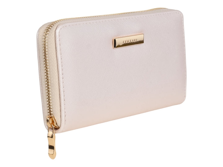 Monedero rectangular blanco con cierre y placa metálica dorada.
