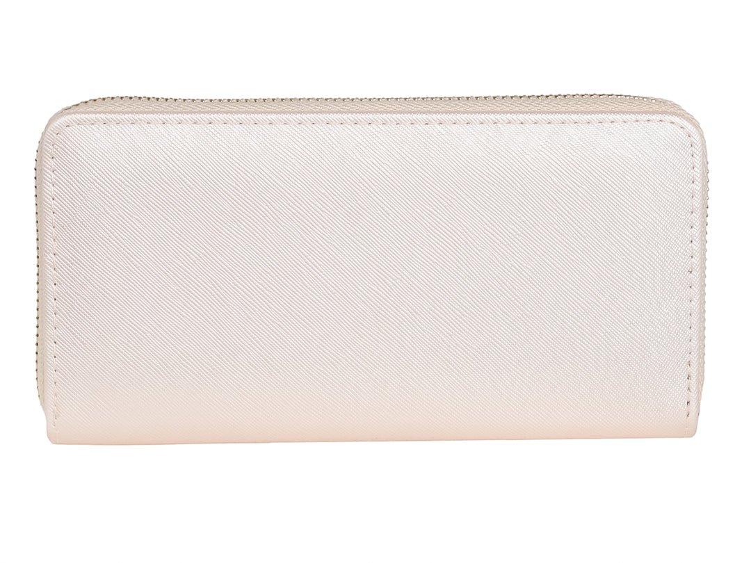 Monedero rectangular blanco con cierre y placa metálica dorada.