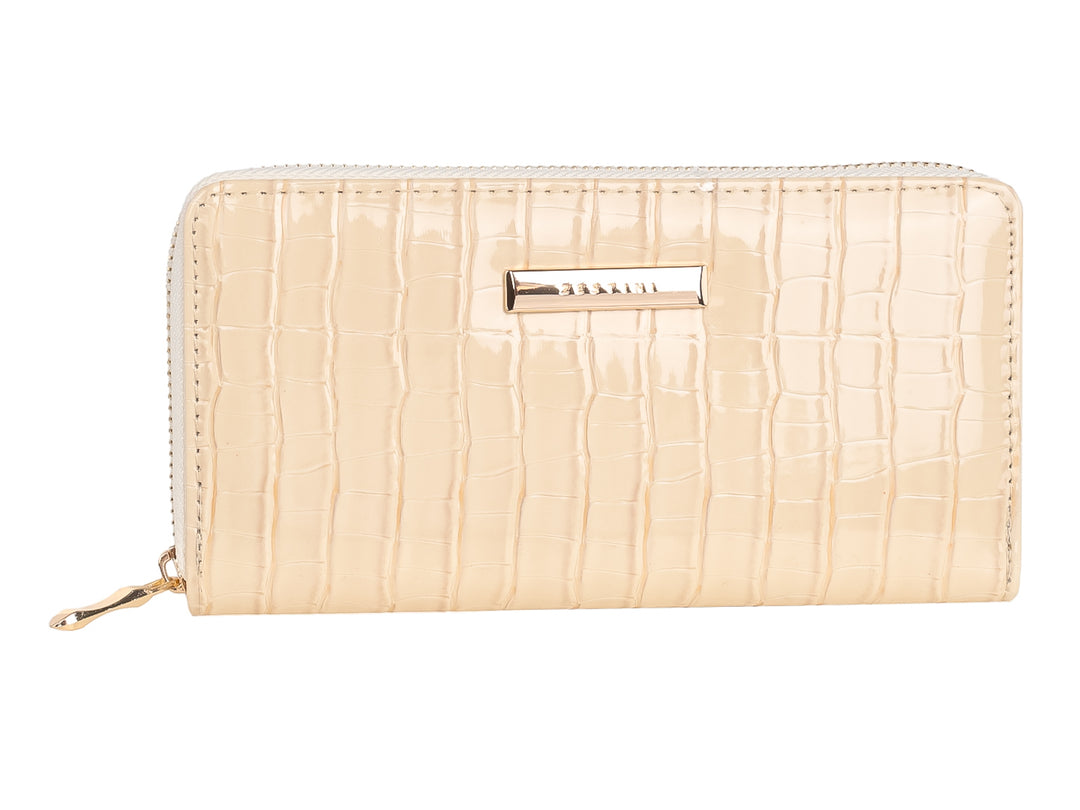 Cartera rectangular color beige con textura de piel de cocodrilo y detalles en dorado.