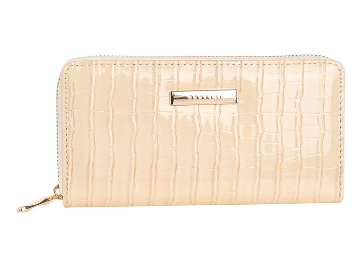 Cartera rectangular color beige con textura de piel de cocodrilo y detalles en dorado.