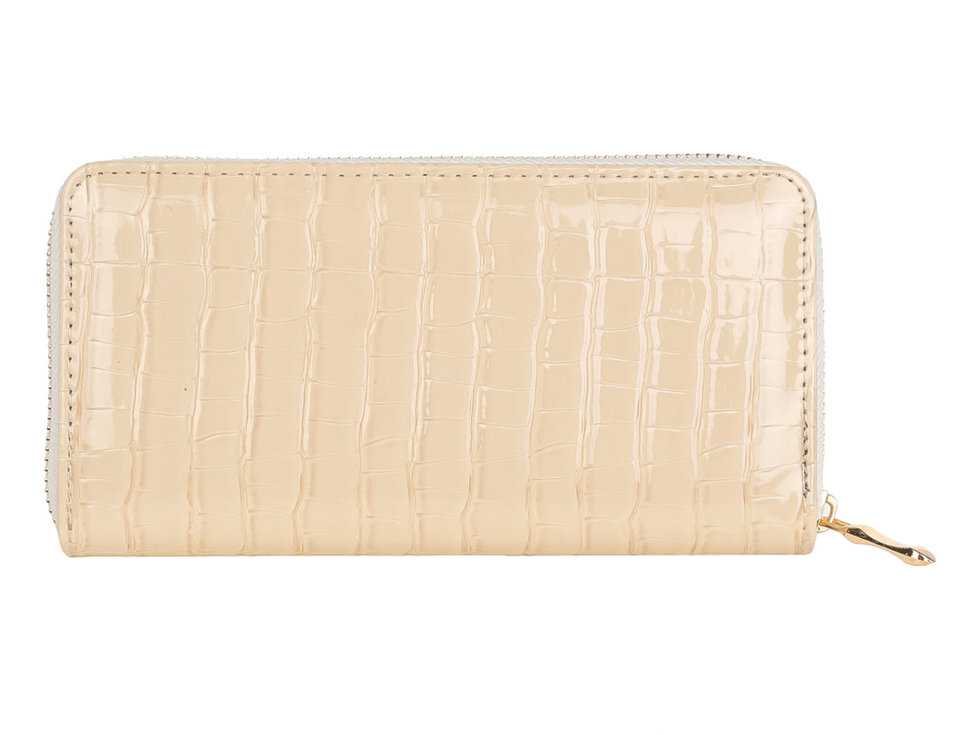 Cartera rectangular color beige con textura de piel de cocodrilo y detalles en dorado.