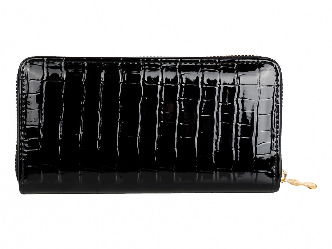 Cartera negra brillante con textura de cocodrilo y detalles metálicos dorados.