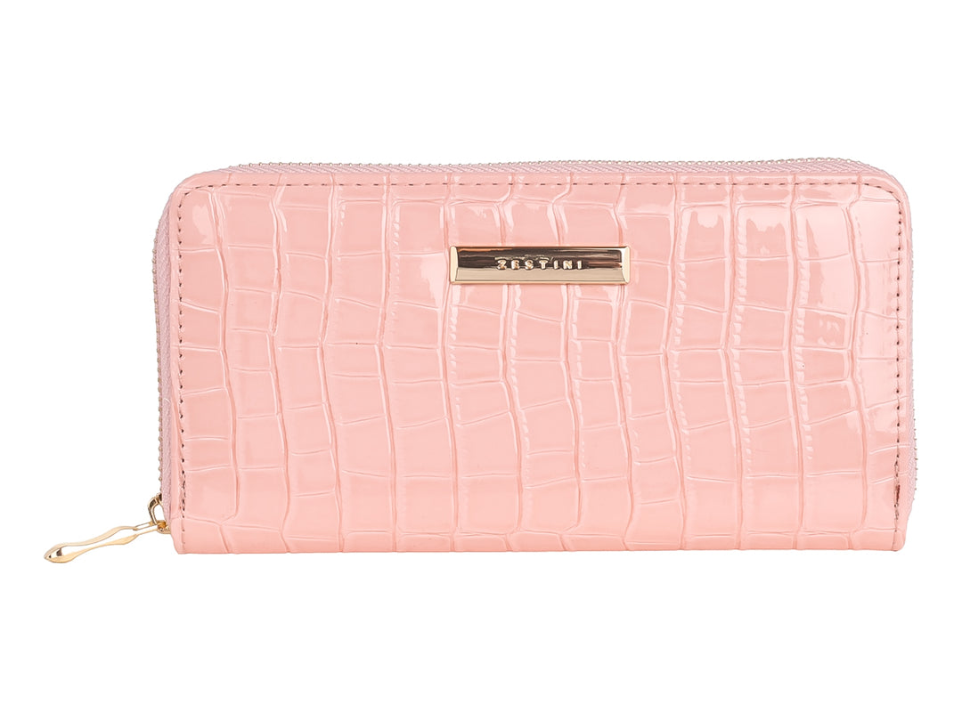 Cartera rosa con textura de piel de cocodrilo y detalles metálicos dorados.