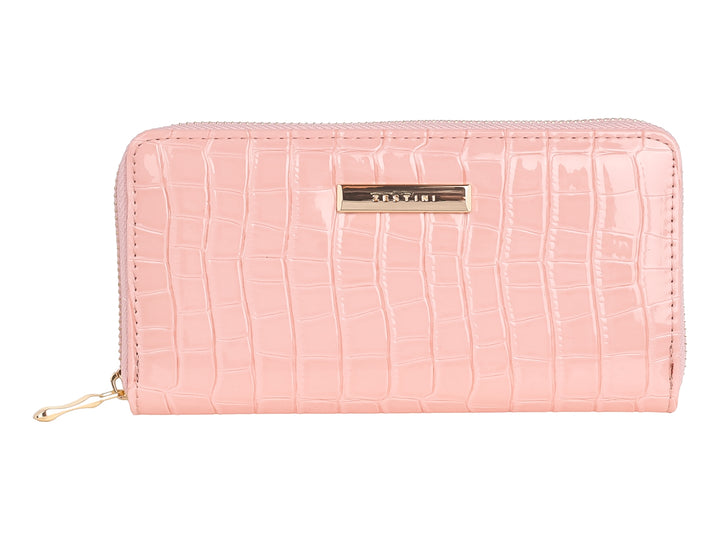 Cartera rosa con textura de piel de cocodrilo y detalles metálicos dorados.