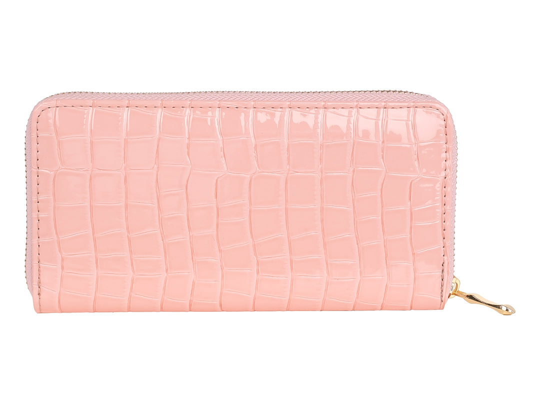 Cartera rosa con textura de piel de cocodrilo y detalles metálicos dorados.