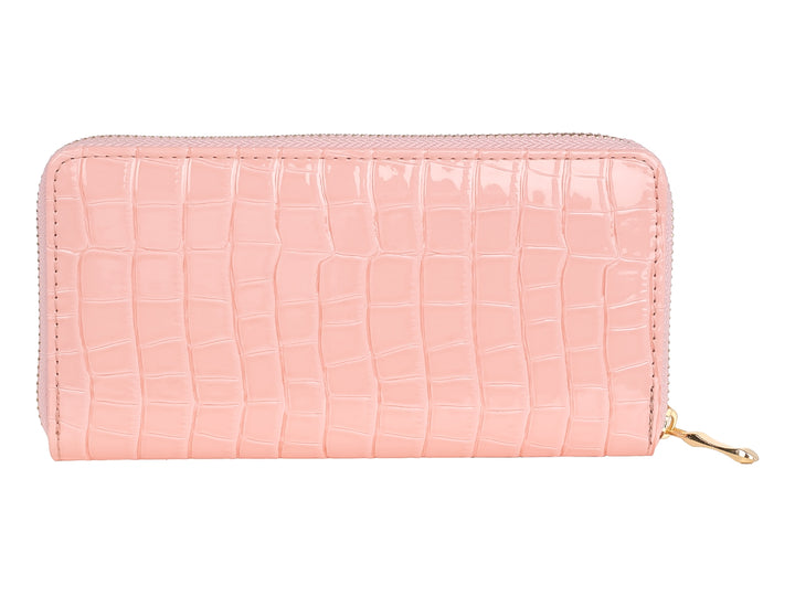 Cartera rosa con textura de piel de cocodrilo y detalles metálicos dorados.