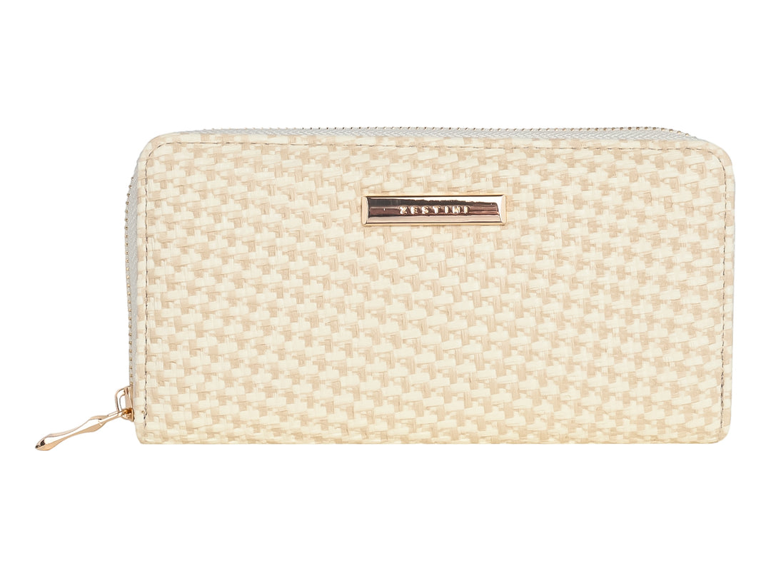 Monedero color beige con textura tejida, cierre dorado y placa metálica frontal.