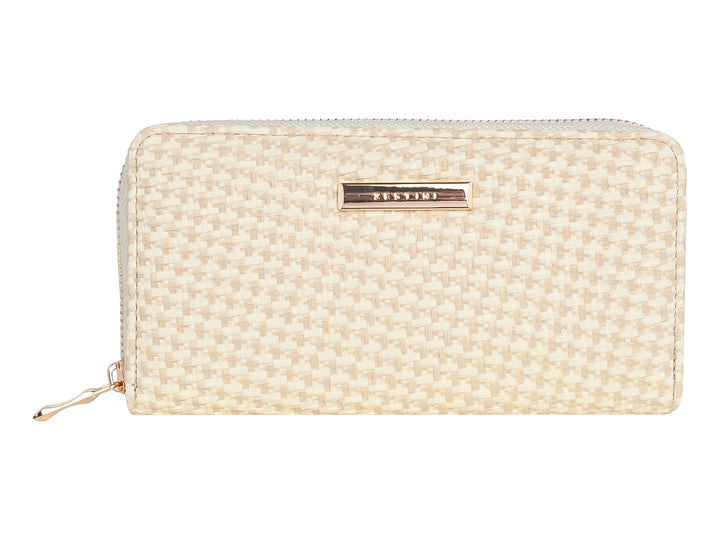Monedero color beige con textura tejida, cierre dorado y placa metálica frontal.