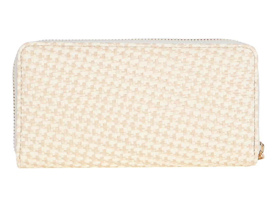 Monedero color beige con textura tejida, cierre dorado y placa metálica frontal.
