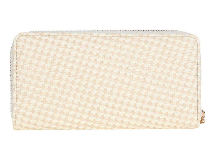 Monedero color beige con textura tejida, cierre dorado y placa metálica frontal.