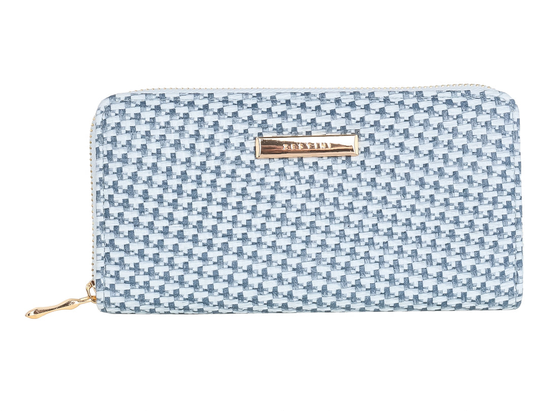 Monedero rectangular gris y blanco con textura tejida y cierre dorado.
