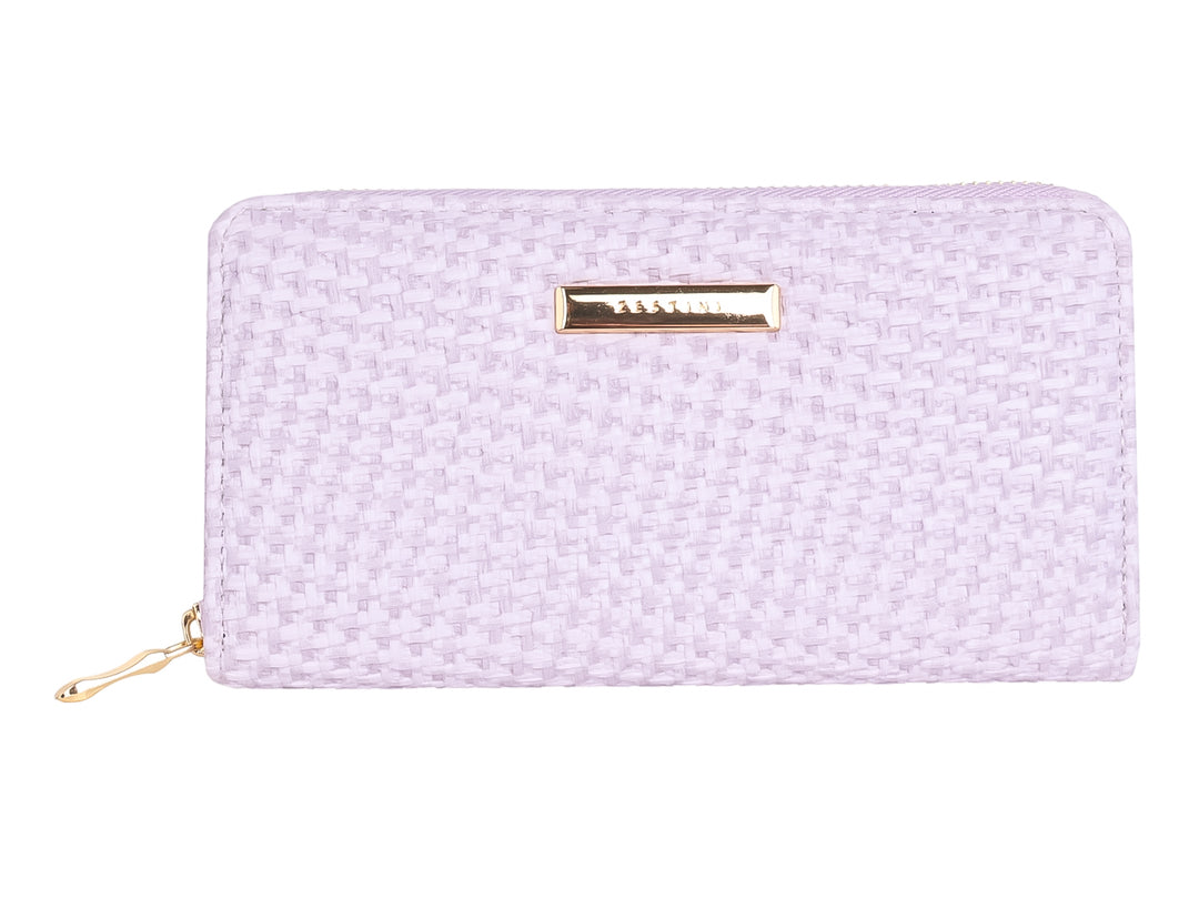 Monedero rectangular color morado claro con textura tejida y detalles en dorado.