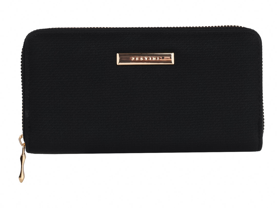 Cartera rectangular de color negro con cierre y detalle metálico en color dorado.