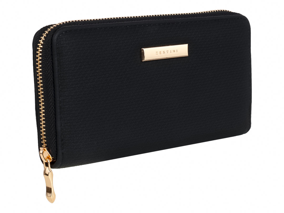 Cartera rectangular de color negro con cierre y detalle metálico en color dorado.