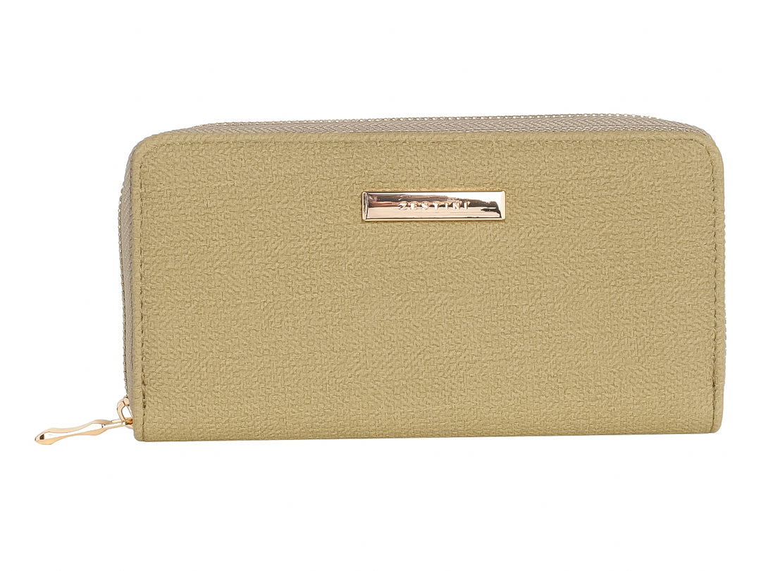Cartera rectangular de color verde con textura rugosa y detalles en dorado.