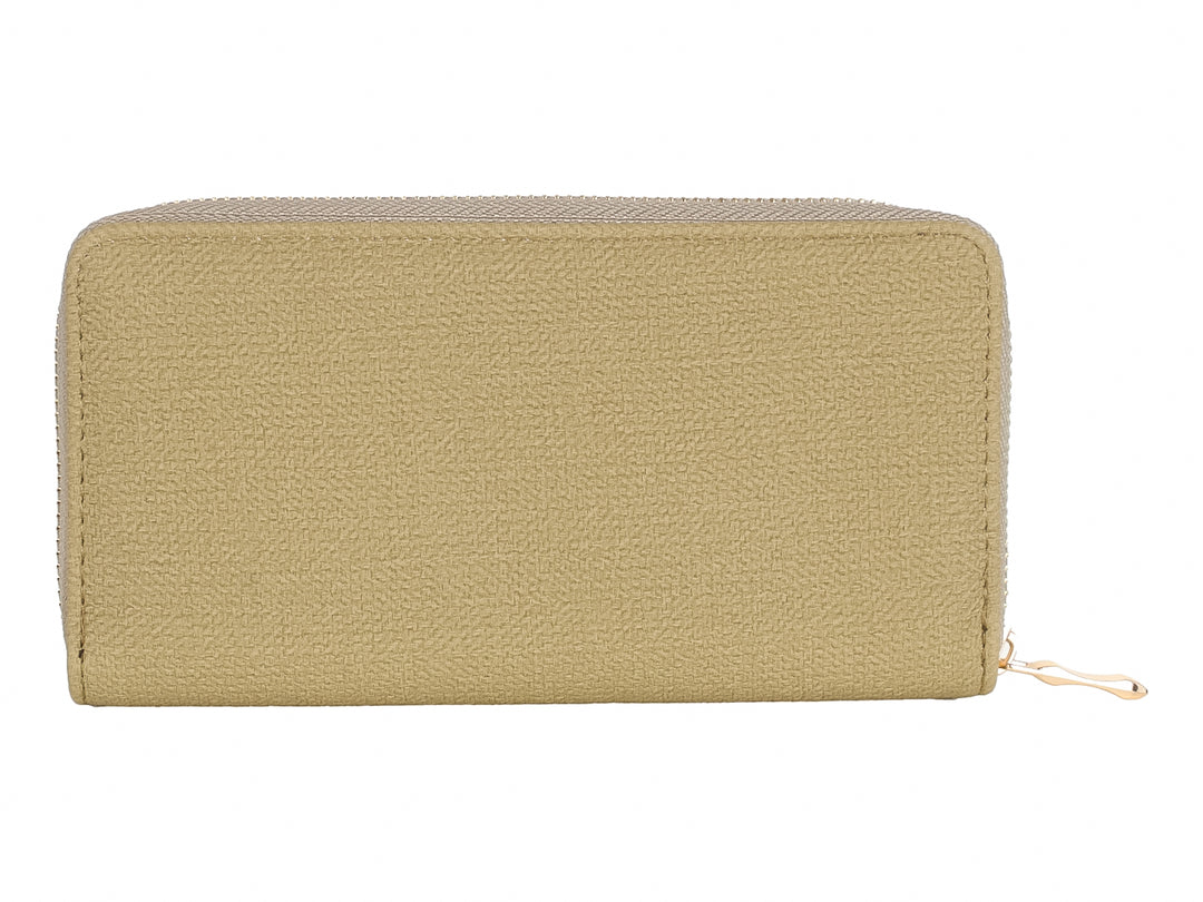 Cartera rectangular de color verde con textura rugosa y detalles en dorado.