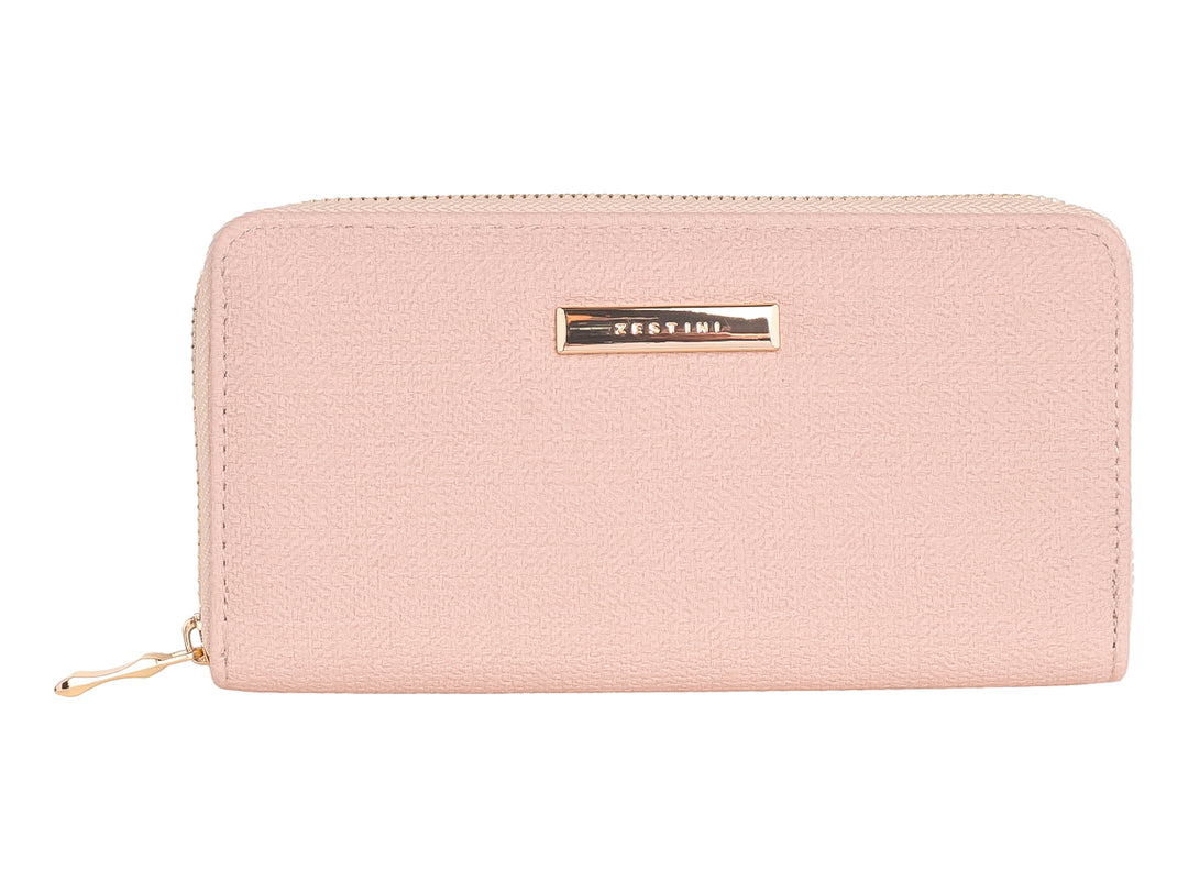 Cartera rosa de material sintético con cierre y detalle metálico dorado.