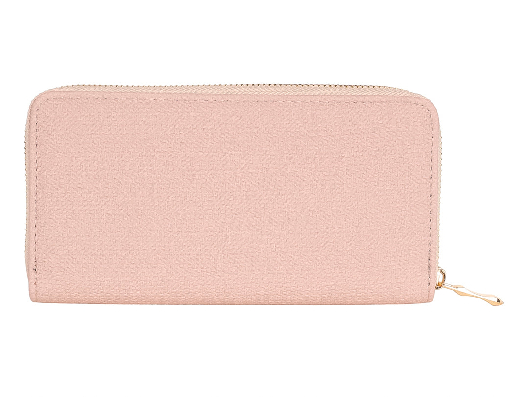 Cartera rosa de material sintético con cierre y detalle metálico dorado.