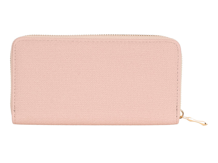 Cartera rosa de material sintético con cierre y detalle metálico dorado.