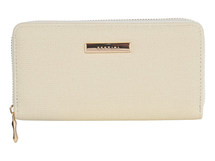Cartera rectangular de color blanco con cierre y placa metálica en color dorado.
