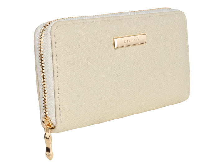 Cartera rectangular de color blanco con cierre y placa metálica en color dorado.