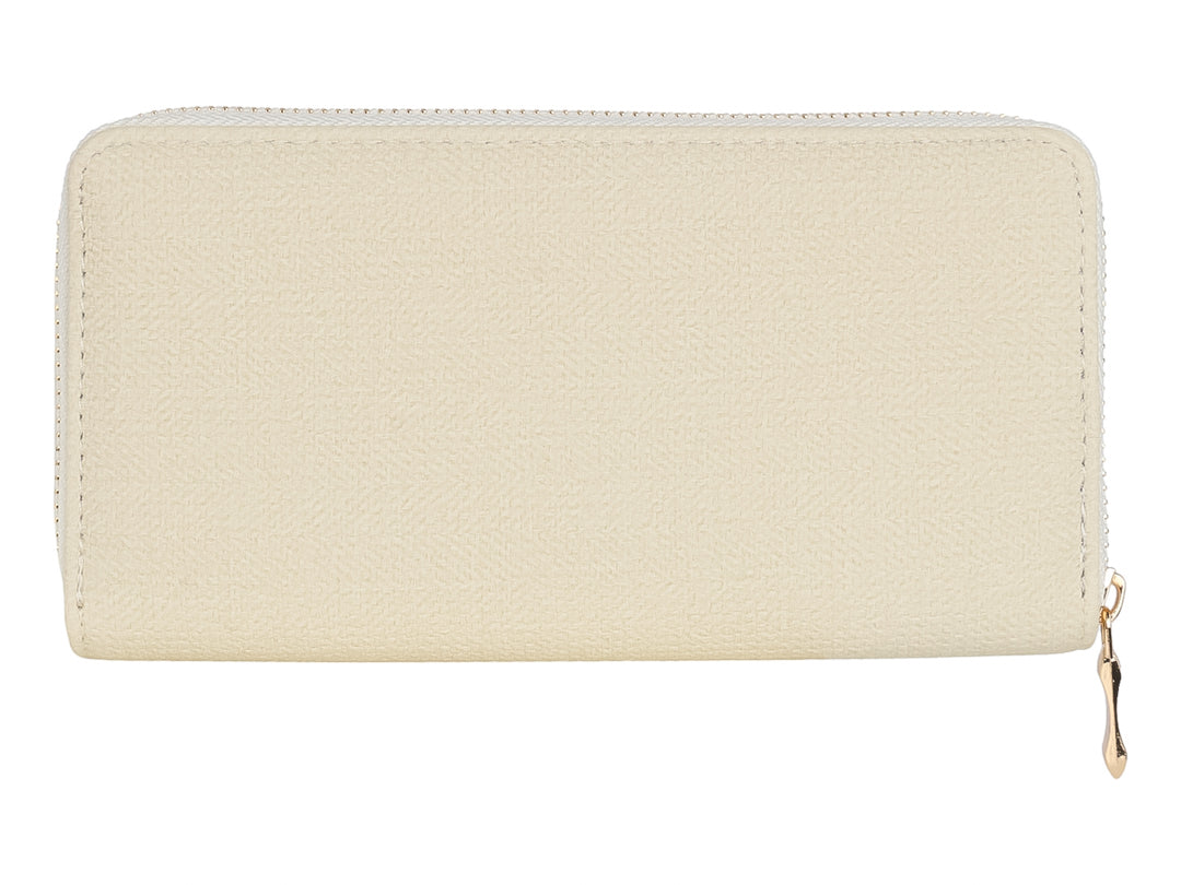Cartera rectangular de color blanco con cierre y placa metálica en color dorado.
