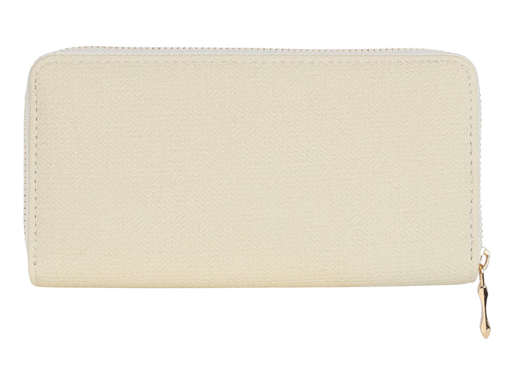Cartera rectangular de color blanco con cierre y placa metálica en color dorado.
