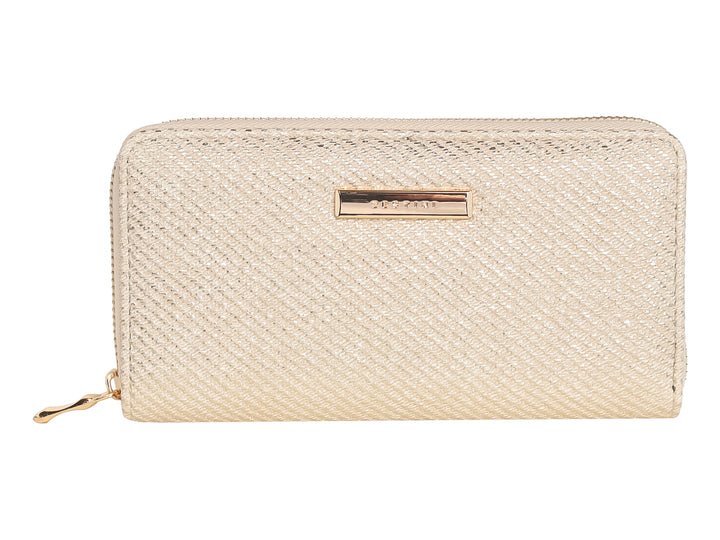 Monedero rectangular color beige con acabado brillante y cierre dorado.