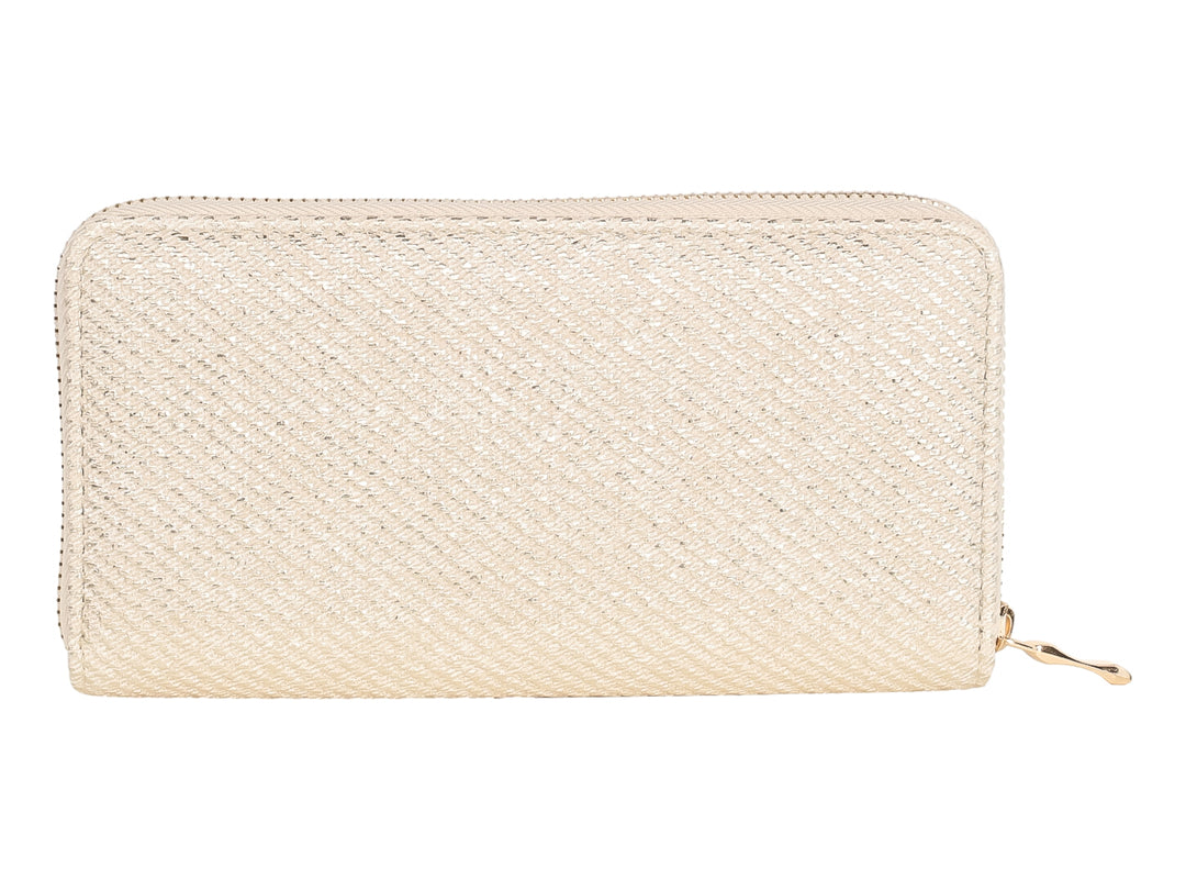 Monedero rectangular color beige con acabado brillante y cierre dorado.