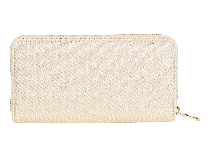 Monedero rectangular color beige con acabado brillante y cierre dorado.