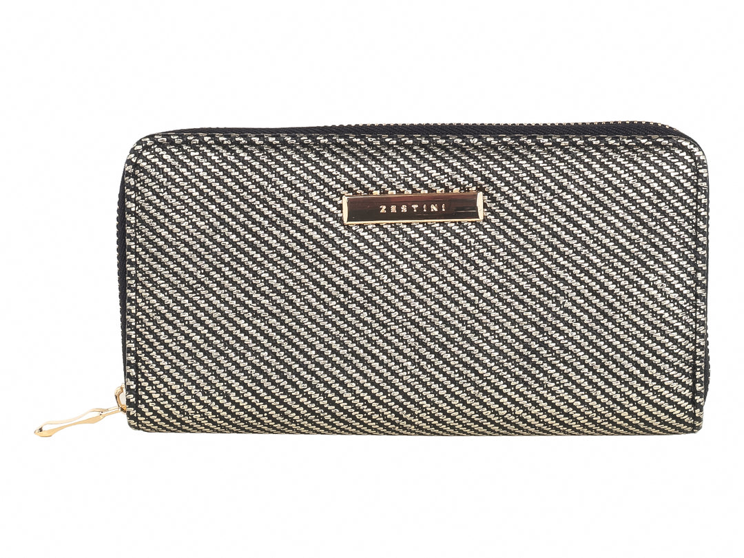 Monedero rectangular con diseño tejido en blanco y negro y detalles en dorado.