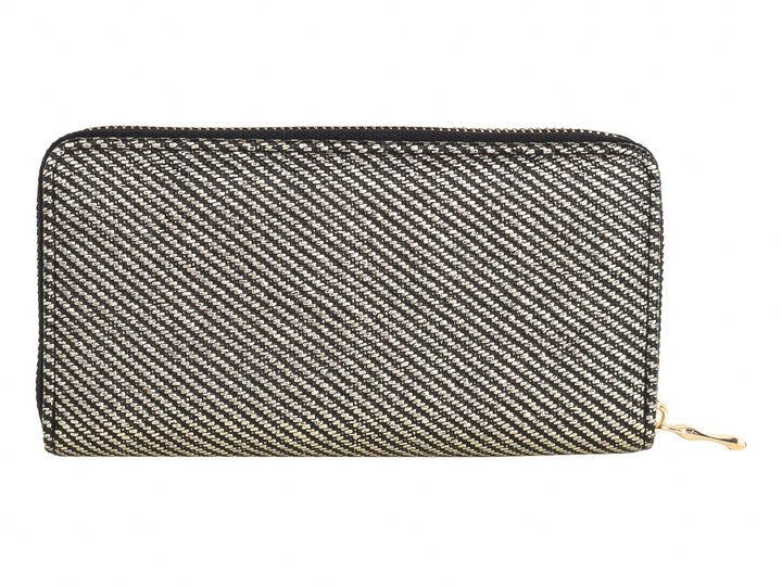 Monedero rectangular con diseño tejido en blanco y negro y detalles en dorado.