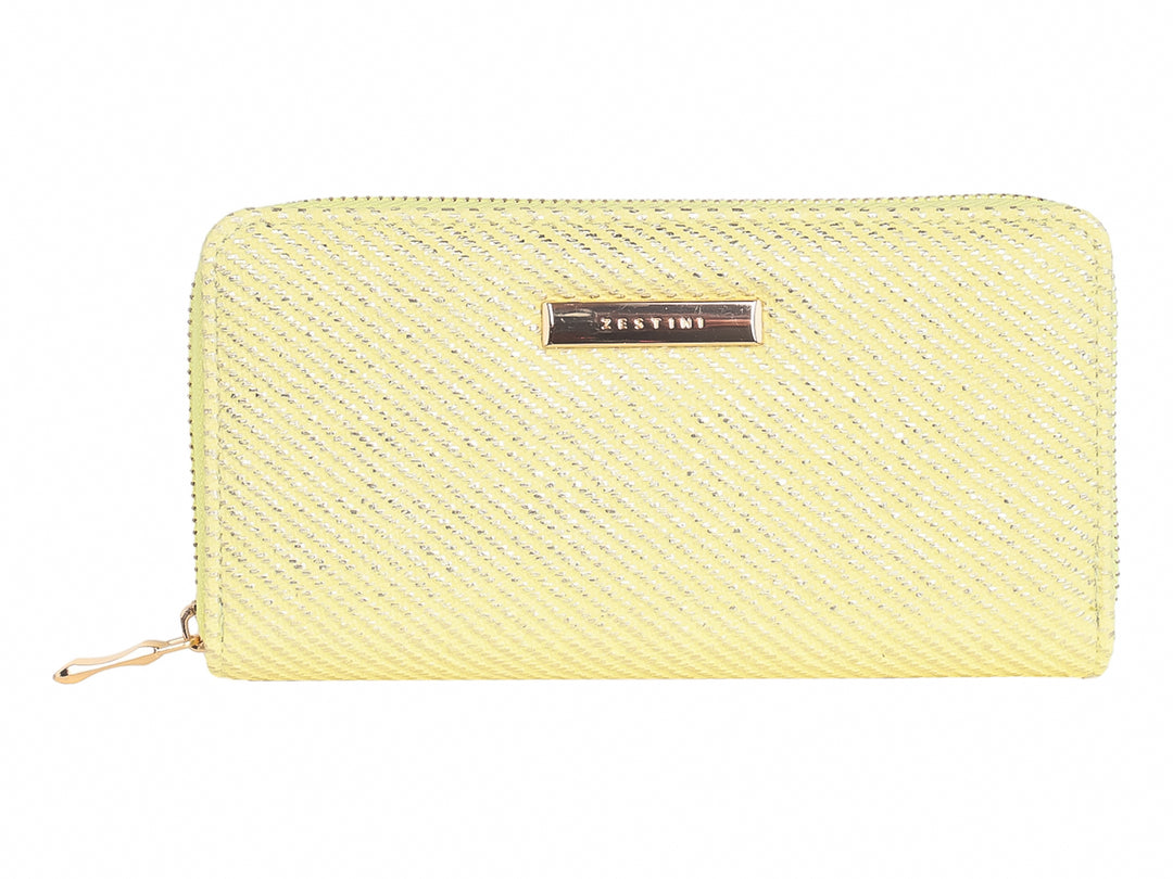 Monedero amarillo con textura tejida, cierre dorado y forma rectangular.