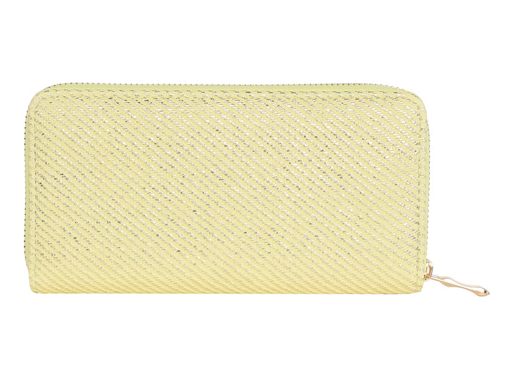 Monedero amarillo con textura tejida, cierre dorado y forma rectangular.