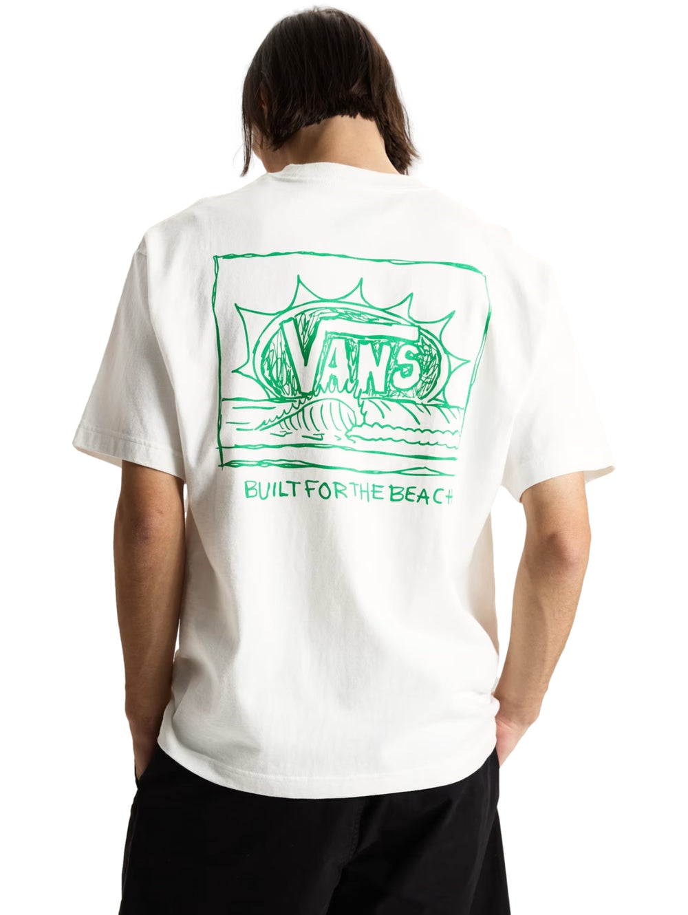 Hombre vistiendo una camiseta blanca de manga corta de la marca Vans con un pequeño gráfico verde en el pecho.