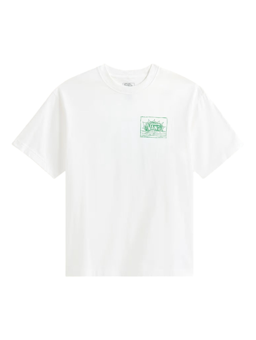 Hombre vistiendo una camiseta blanca de manga corta de la marca Vans con un pequeño gráfico verde en el pecho.