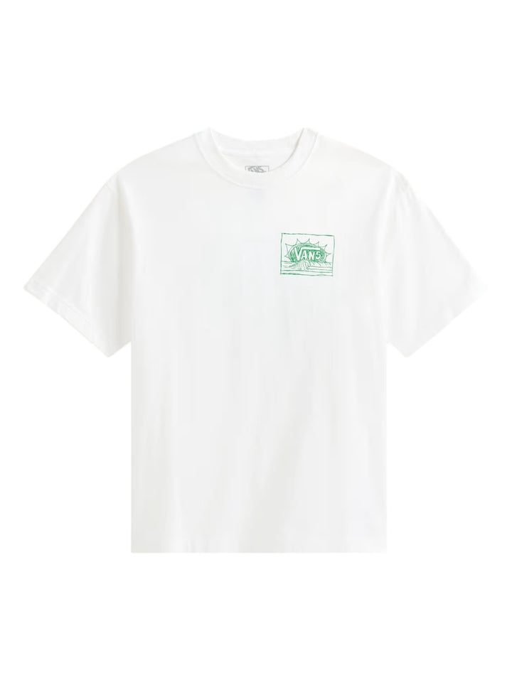 Hombre vistiendo una camiseta blanca de manga corta de la marca Vans con un pequeño gráfico verde en el pecho.