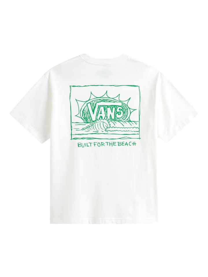 Hombre vistiendo una camiseta blanca de manga corta de la marca Vans con un pequeño gráfico verde en el pecho.