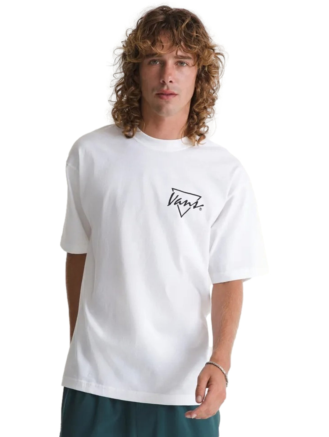 Hombre vistiendo una camiseta blanca de manga corta de la marca VANS con un pequeño logo negro en el pecho.